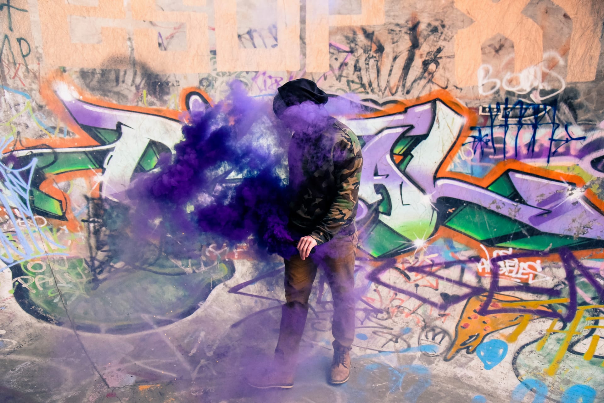 Smoke bomb